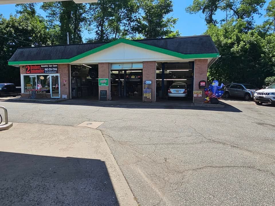 A car wash with cars parked in front of it.
