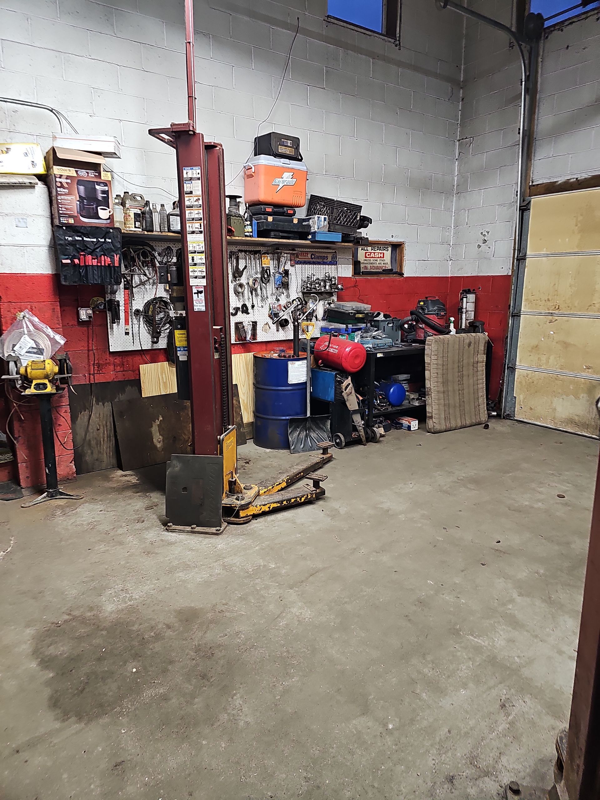 A garage with a lift that says ' bosch ' on it