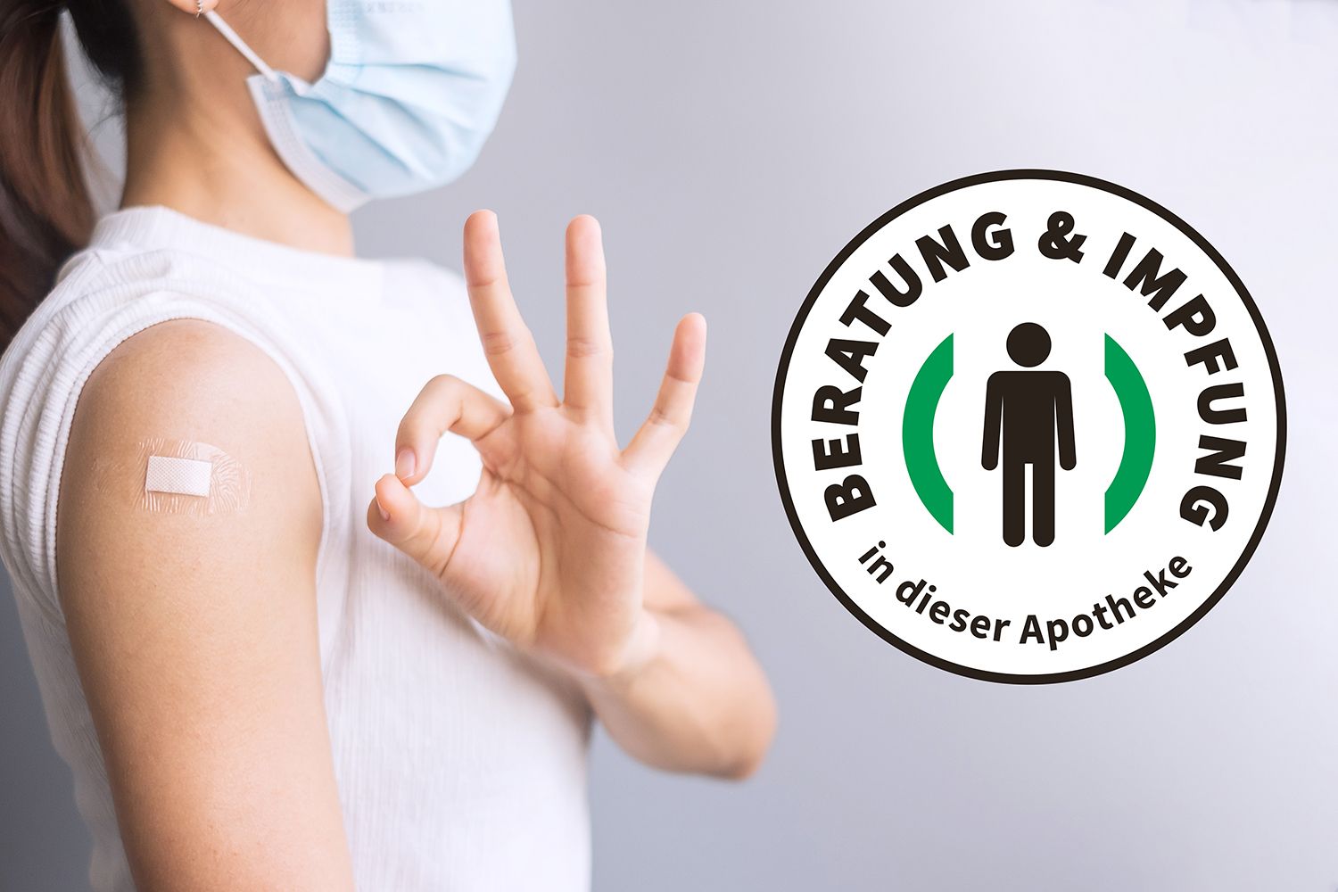 Frau mit Schutzmaske und Pflaster am Arm nach Impfung
