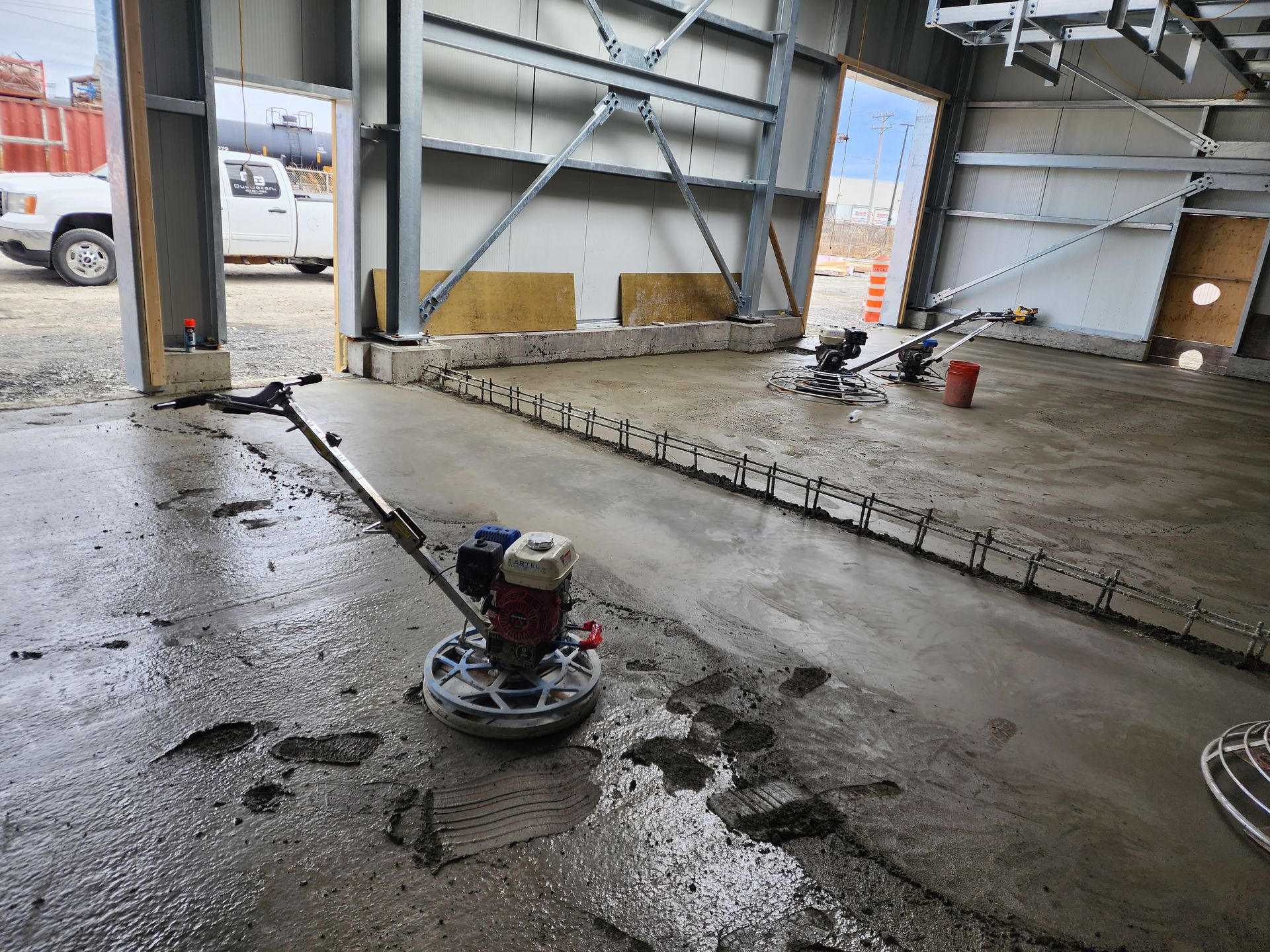 Une machine est posée sur le sol d'un bâtiment.