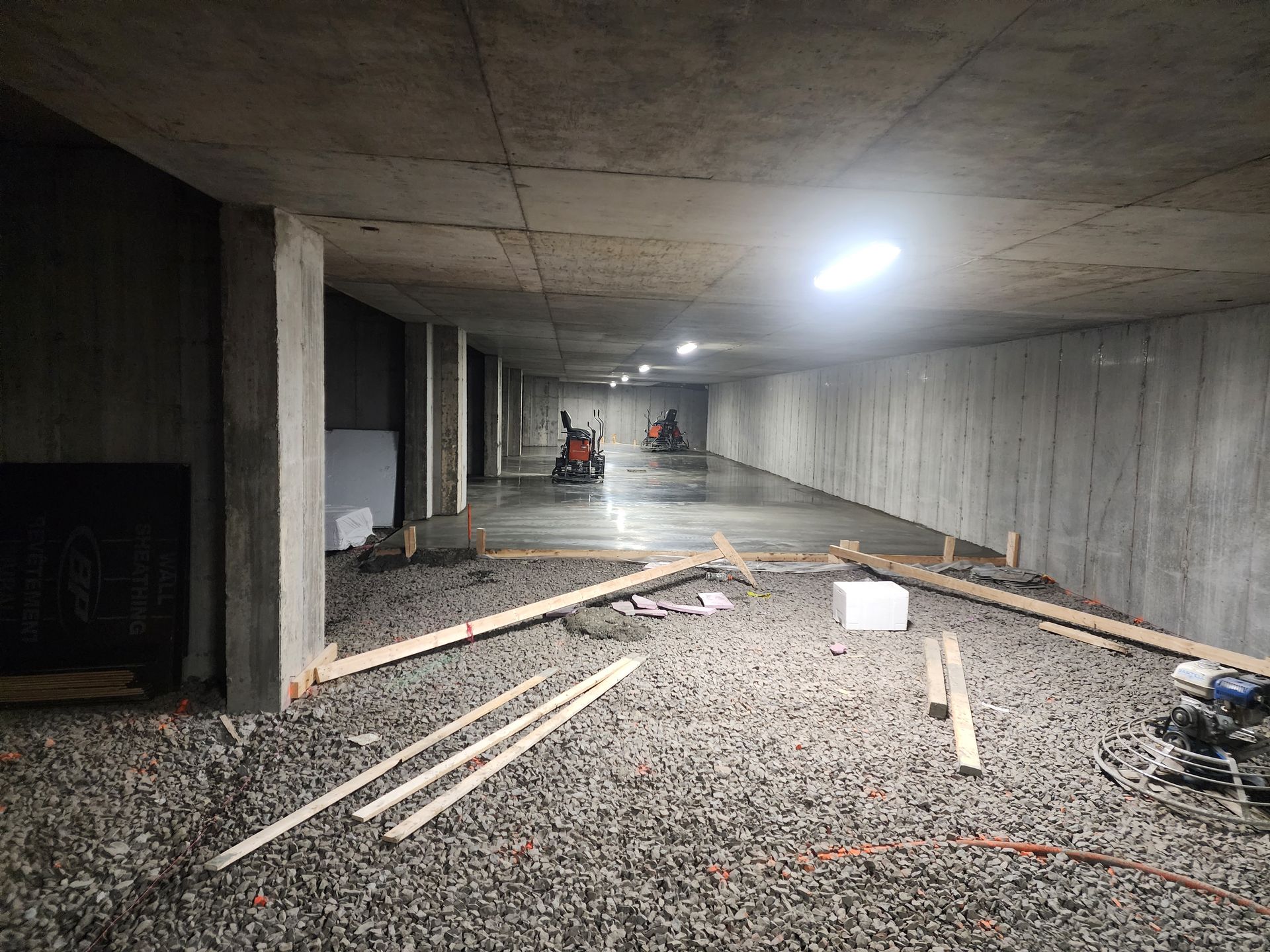 Un chantier avec beaucoup de gravier et de béton.