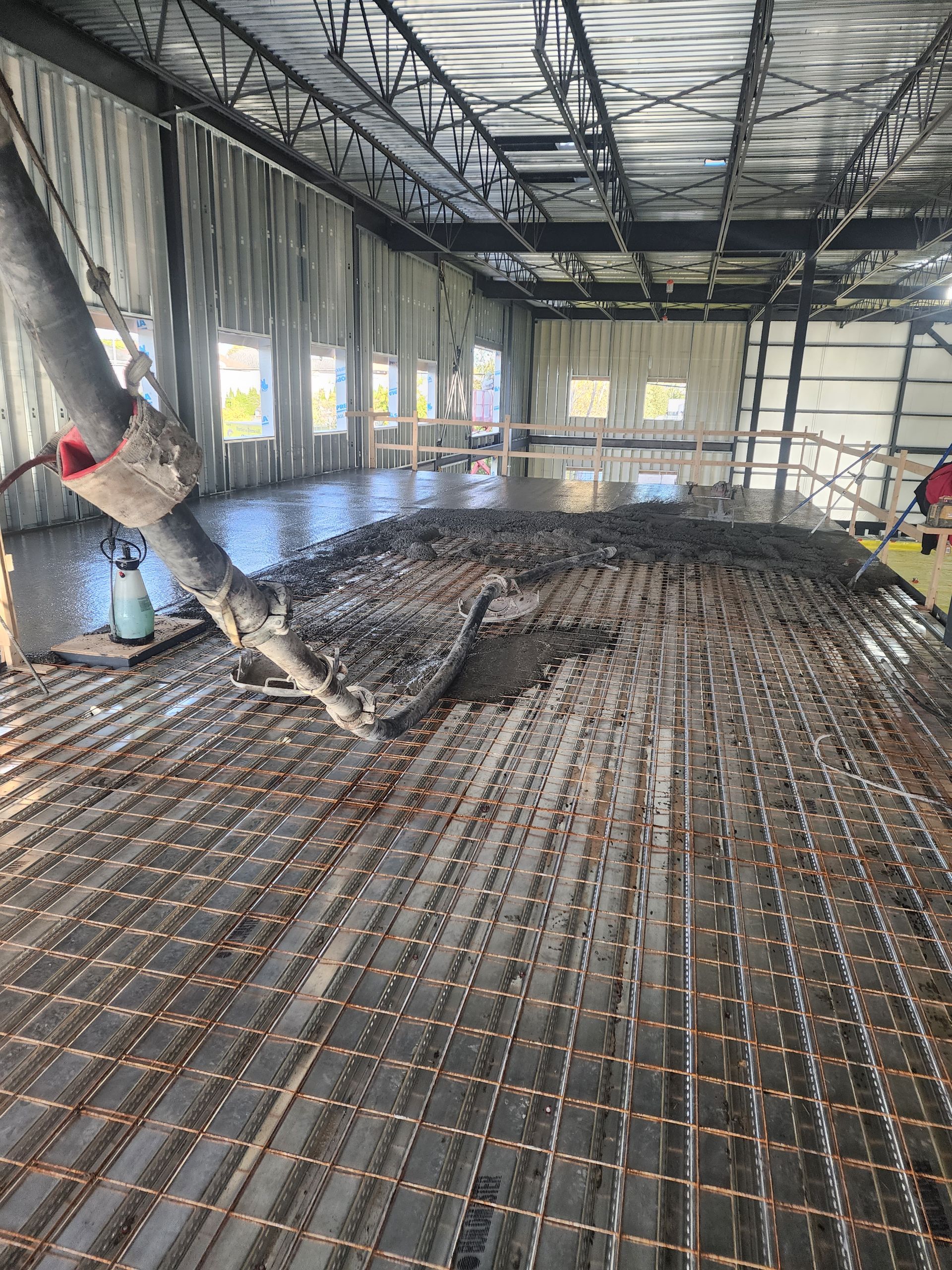 Une grande pièce dans laquelle on coule un sol en béton.