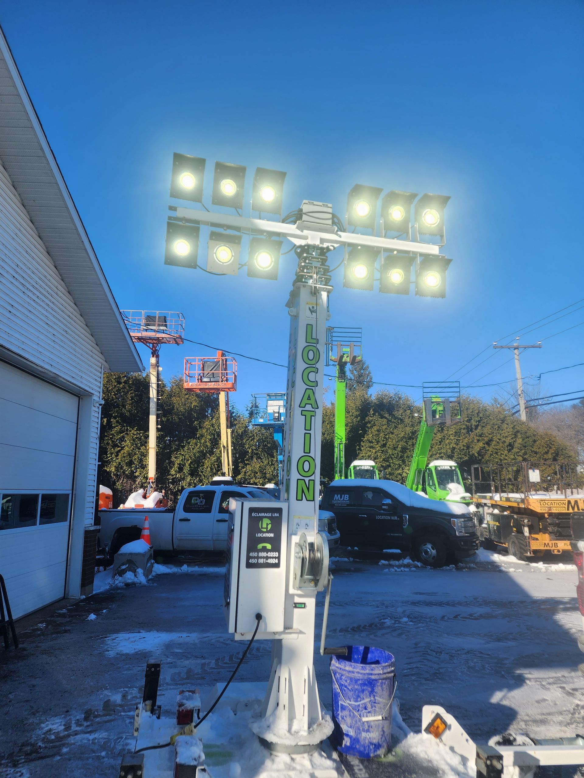 Une tour avec beaucoup de lumières dessus se trouve dans un parking.