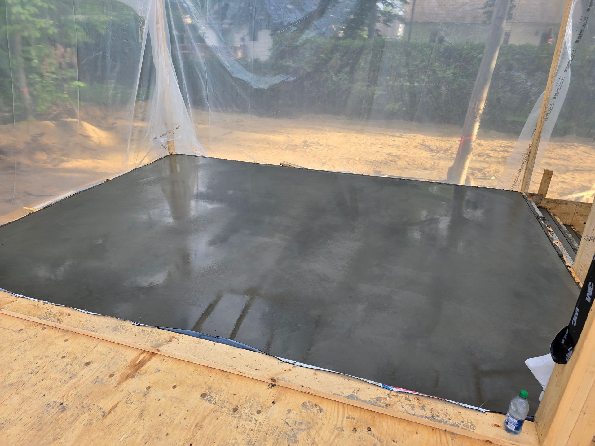 Un gros morceau de béton est posé sur une table en bois.