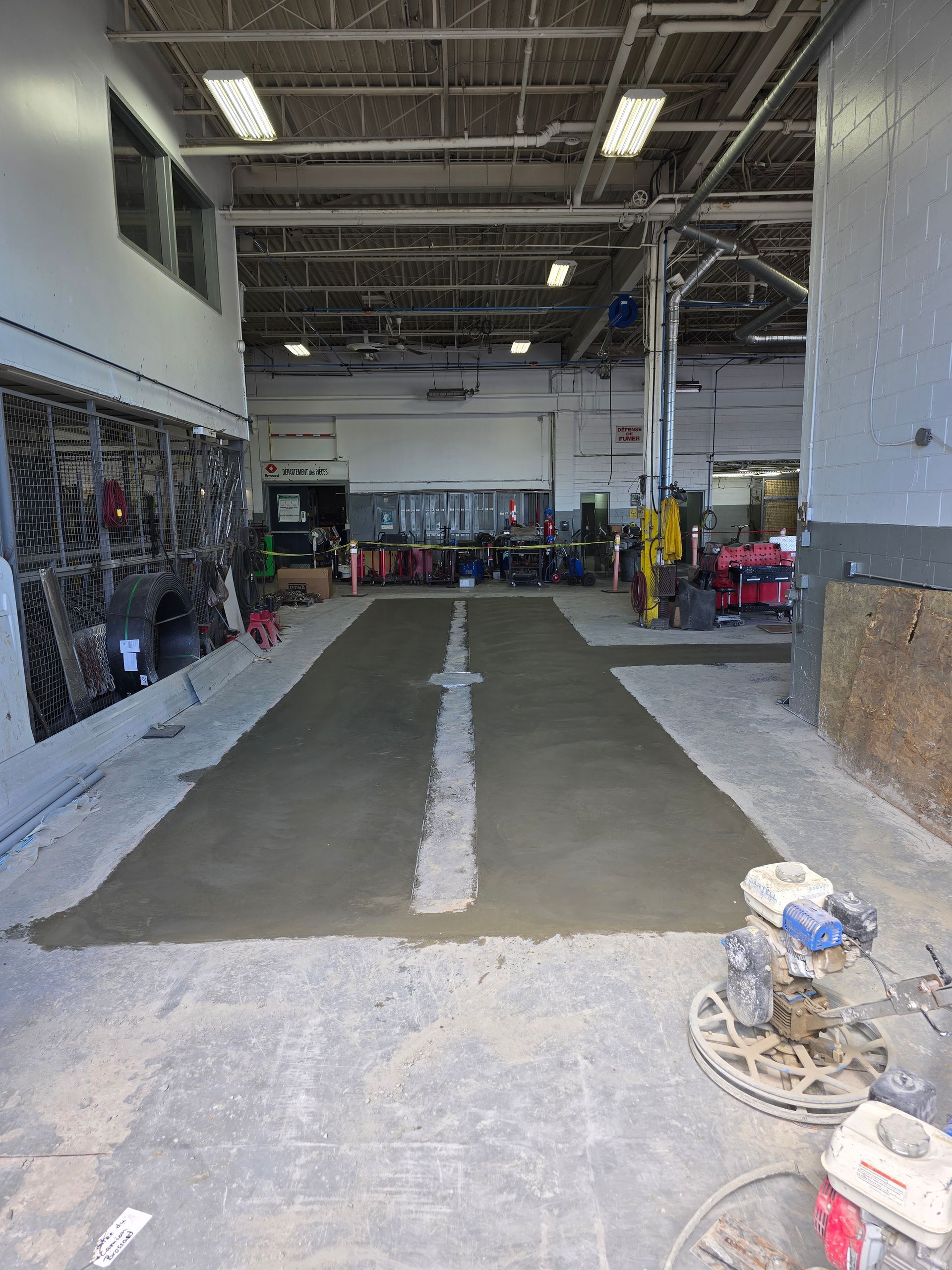 Un grand entrepôt avec un sol en béton au milieu.