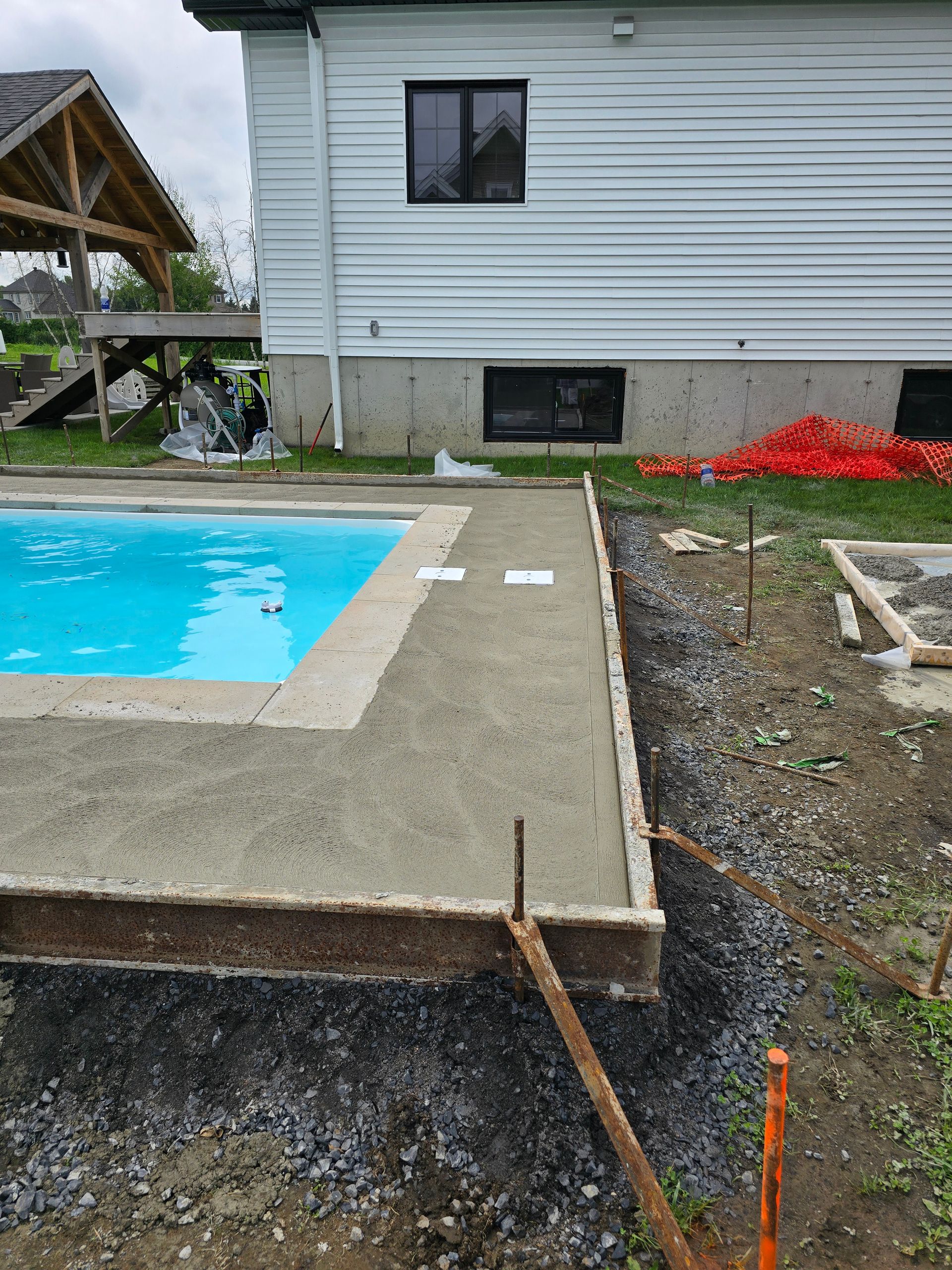 Une piscine est en cours de construction dans l'arrière-cour d'une maison.