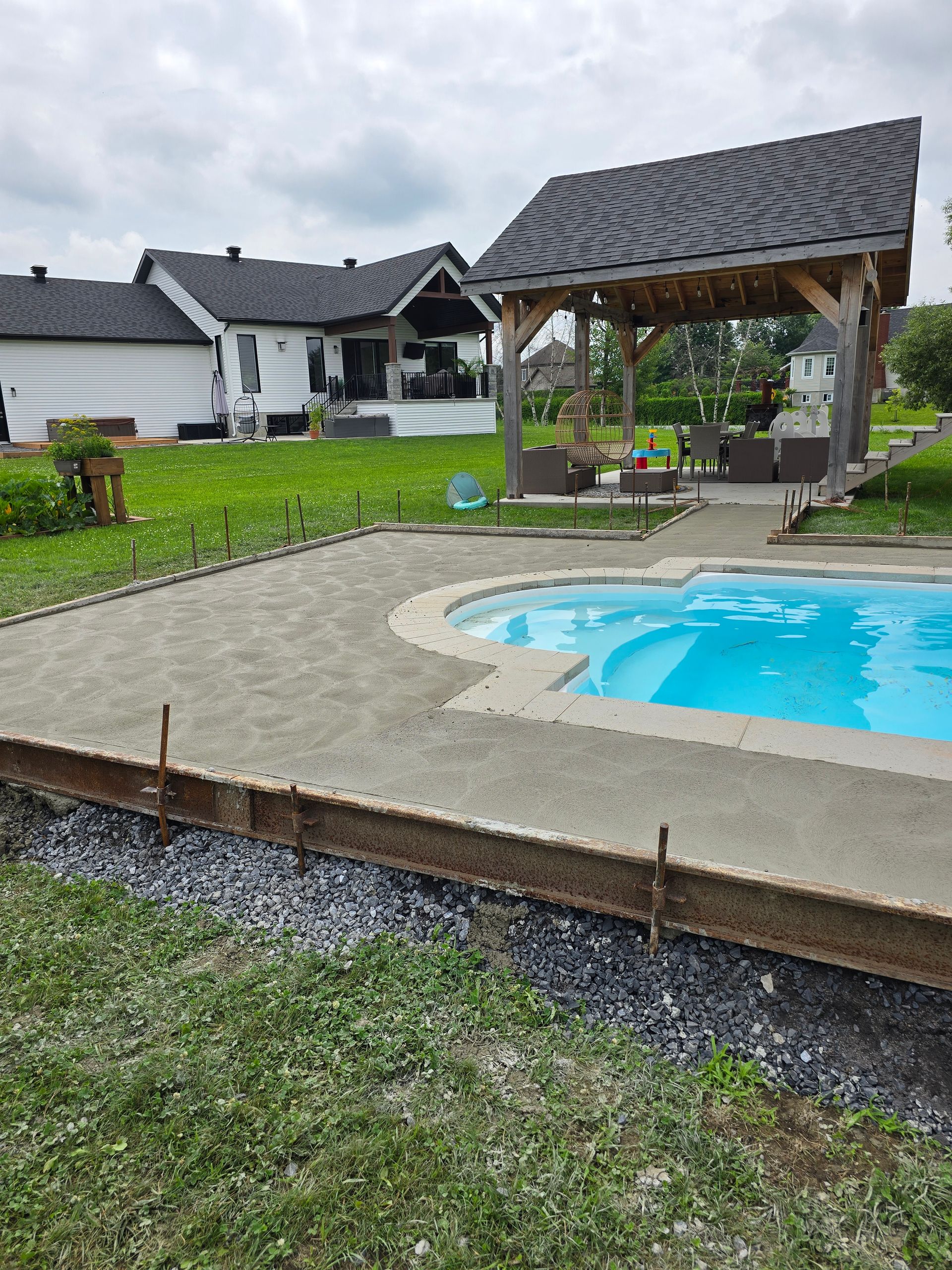 Une piscine est en cours de construction dans l'arrière-cour d'une maison.