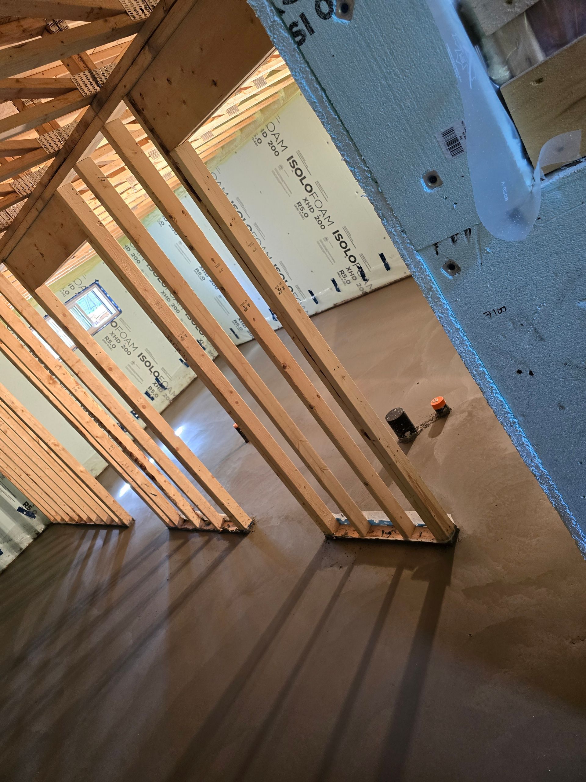 Une pièce avec beaucoup de poutres en bois