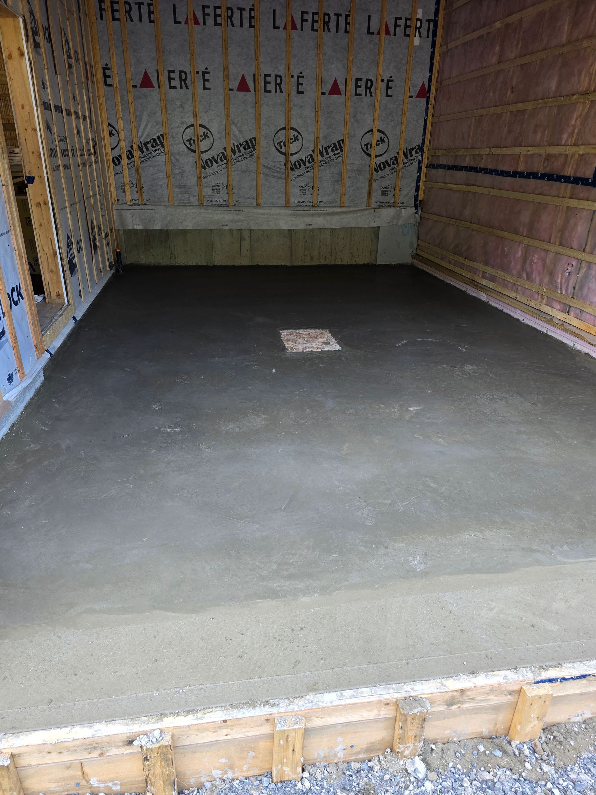 Un sol en béton est coulé dans un garage