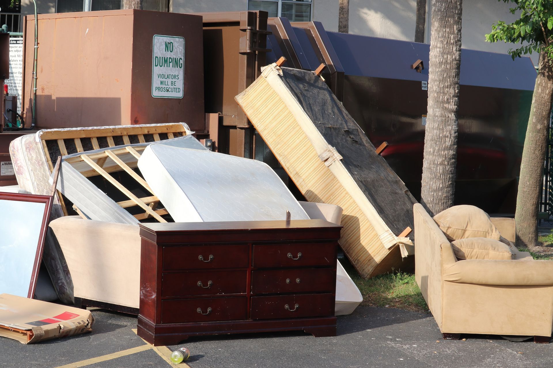 Fast, reliable junk removal services in Bradenton, Sarasota, Apollo Beach, Ruskin, North Port, St. Pete, Riverview, Port Charlotte, Lakewood Ranch, and Myakka City—clear out clutter today!