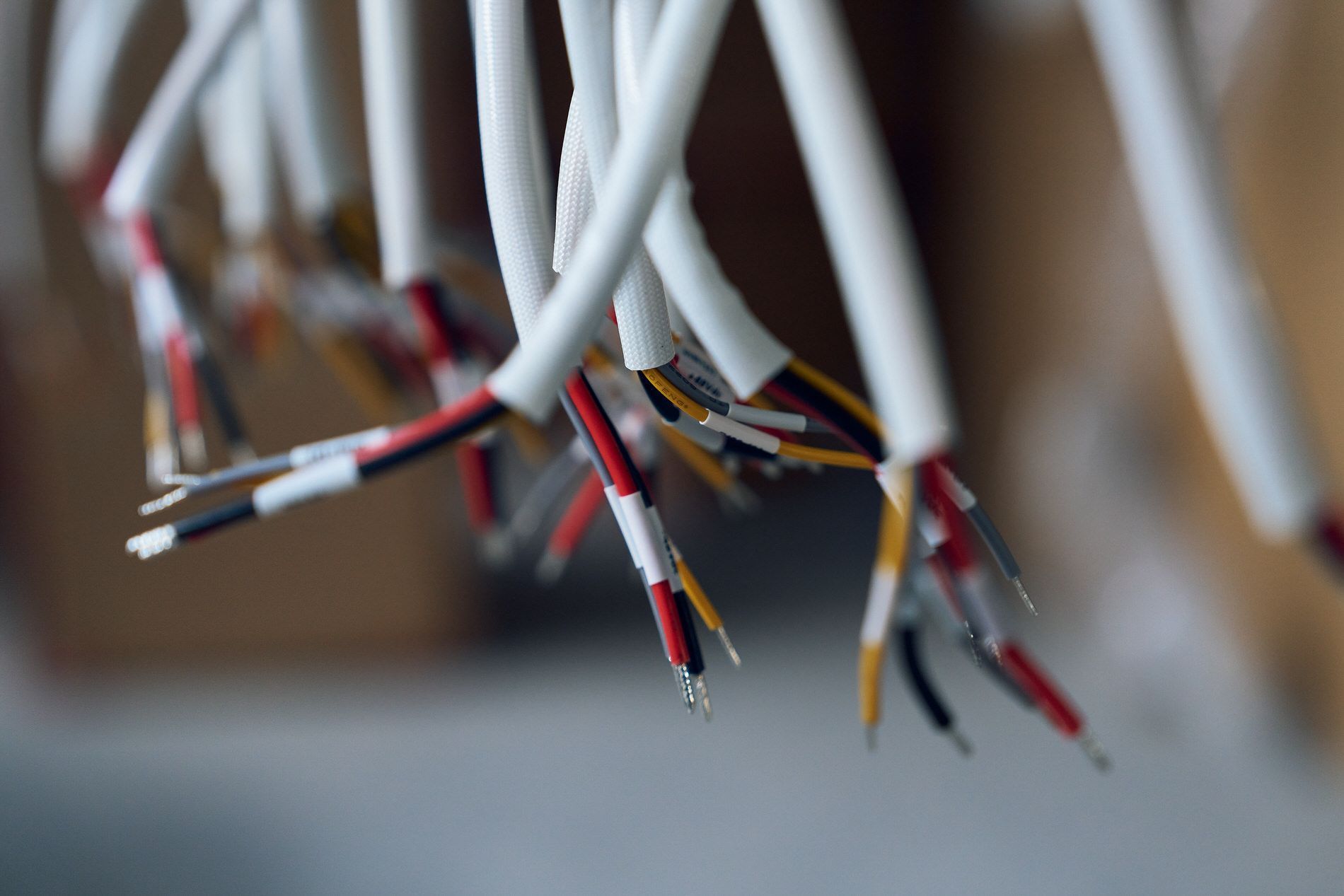 Ein Bündel Kabel hängt von der Decke.