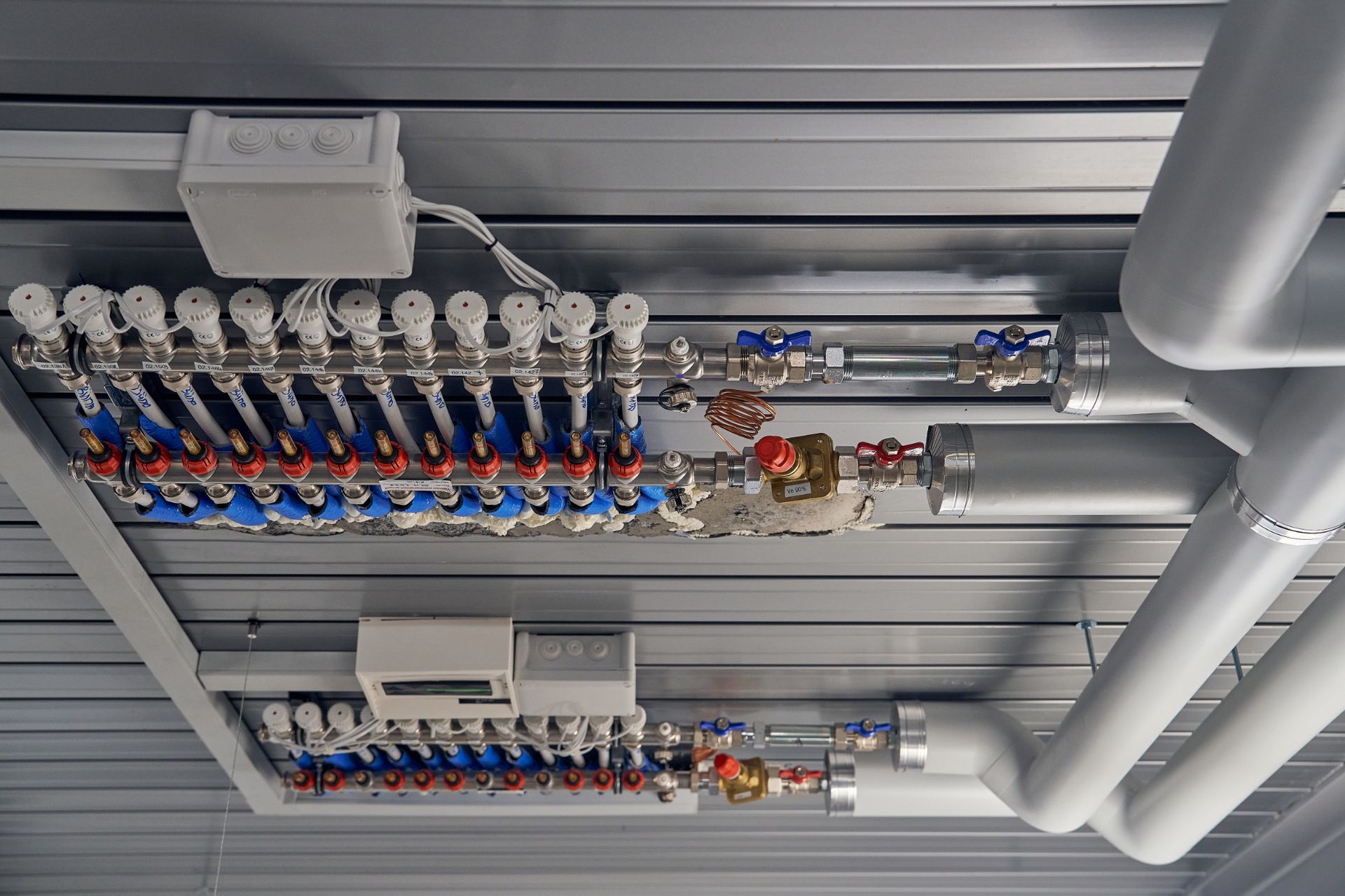 Ein Bündel Rohre hängen von der Decke eines Gebäudes