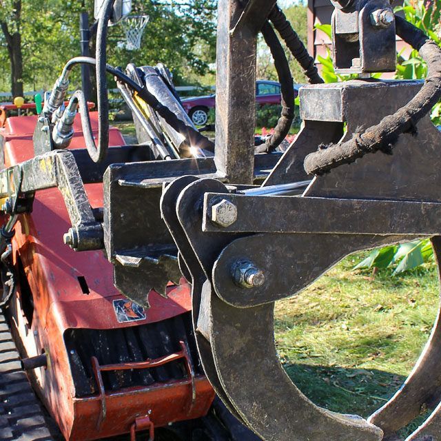 A close up of a machine with the letters rs on it