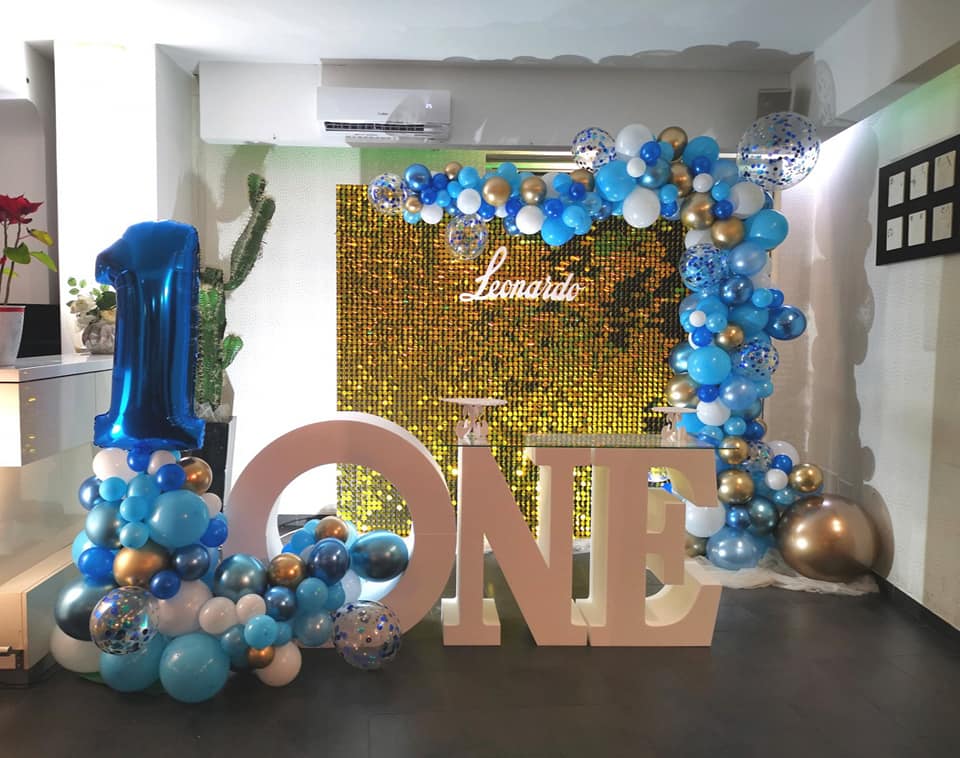 scritta con palloncini blu