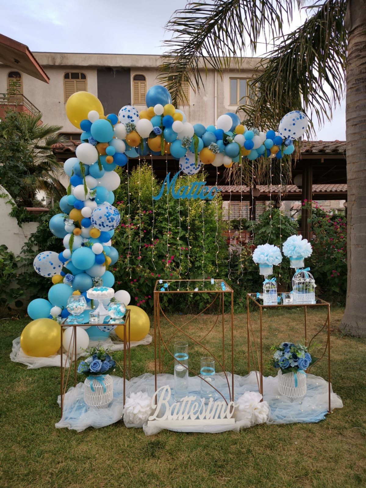 decorazione con palloncini per festa battesimo