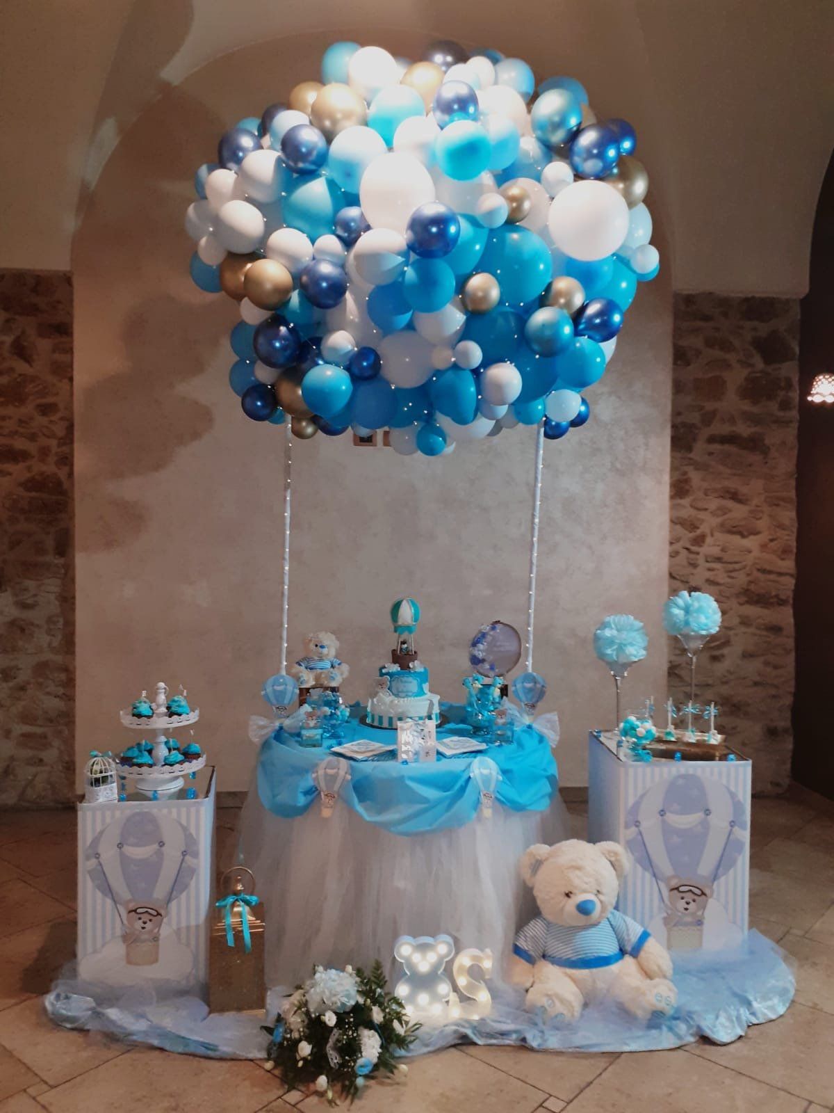 scultura di palloncini blu