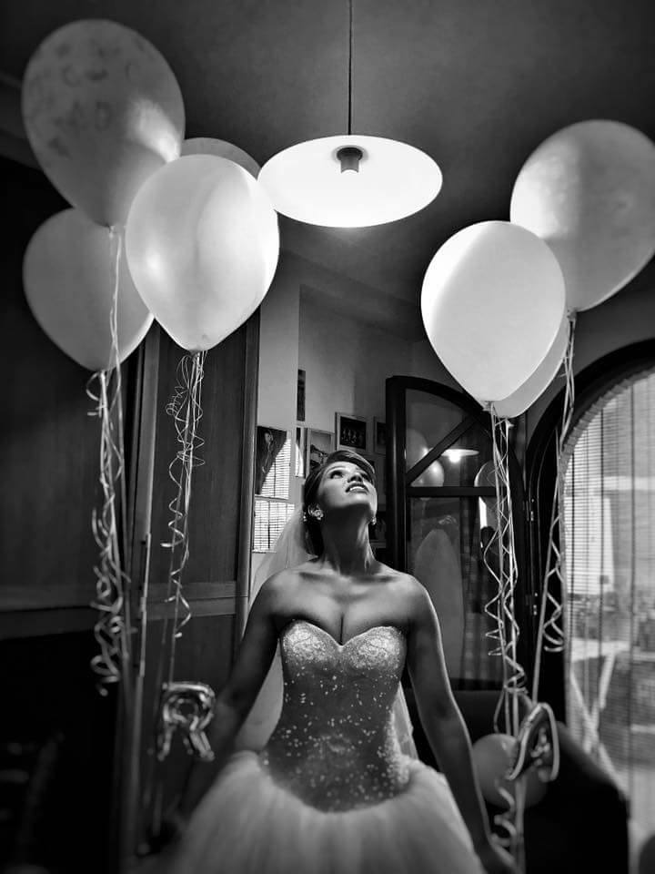 sposa con palloncini