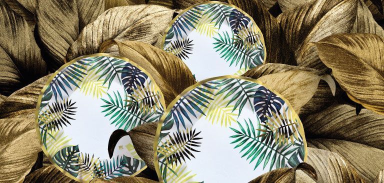piatti di carta con foglie decorative