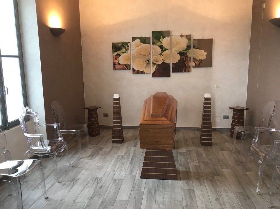 Bara in una sala del commiato