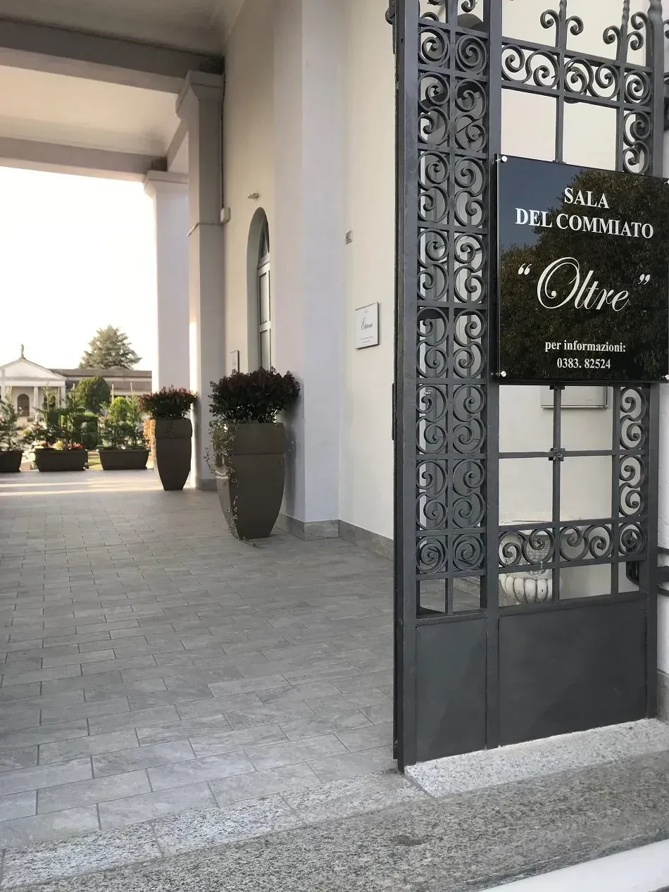 Ingresso con cancello in ferro alla Sala del Commiato