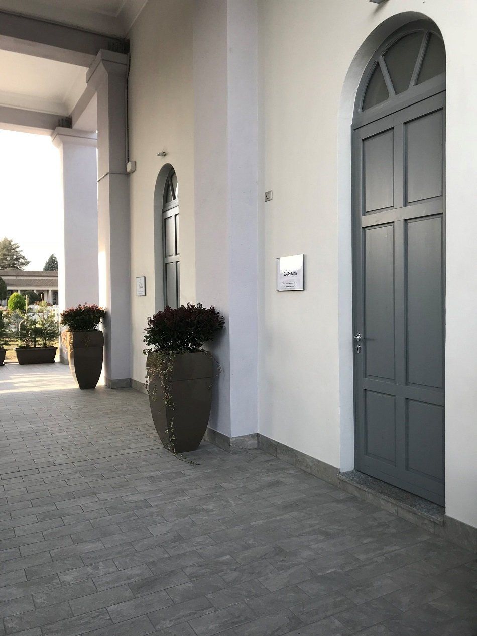Entrata di una ditta di onoranze funebri