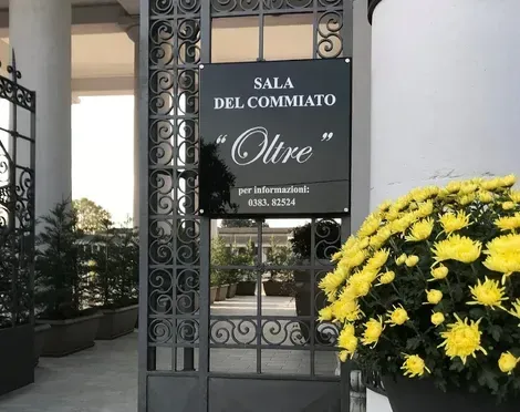 Insegna nera sul cancello decorato: