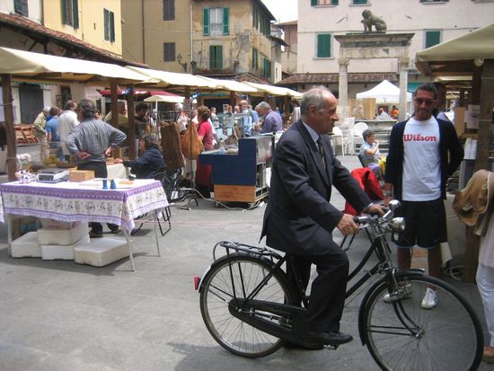 Piazza della Sala: il cuore della città Guida turistica di Pistoia Stella Fabiano