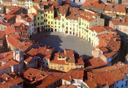 Piazza Anfiteatro Lucca Guida turistica di Lucca Stella Fabiano