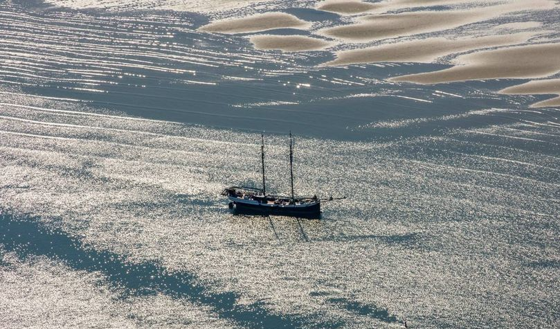 Segelschiff Storebaelt trockengefallen auf die Sandbank Richel auf dem Hollandischen Wattenmeer. Foto aus der Luft genommen
