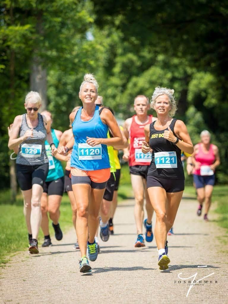 Hardlopers tijdens de Berenloop op Terschelling