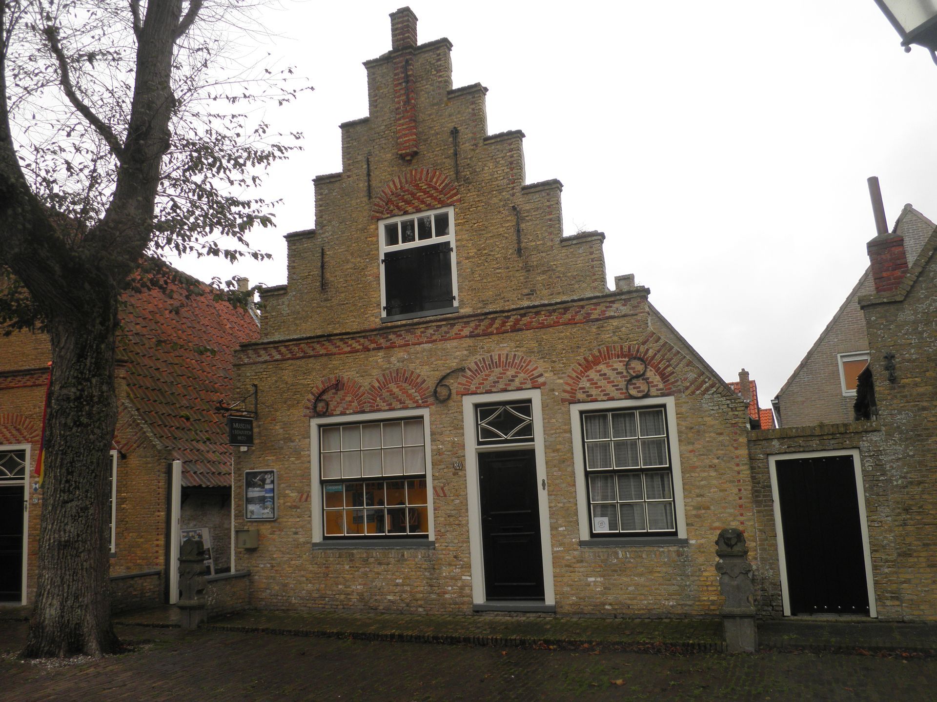 Backsteinhaus aus 1668 mit Stufengiebeldach auf West-Terschelling