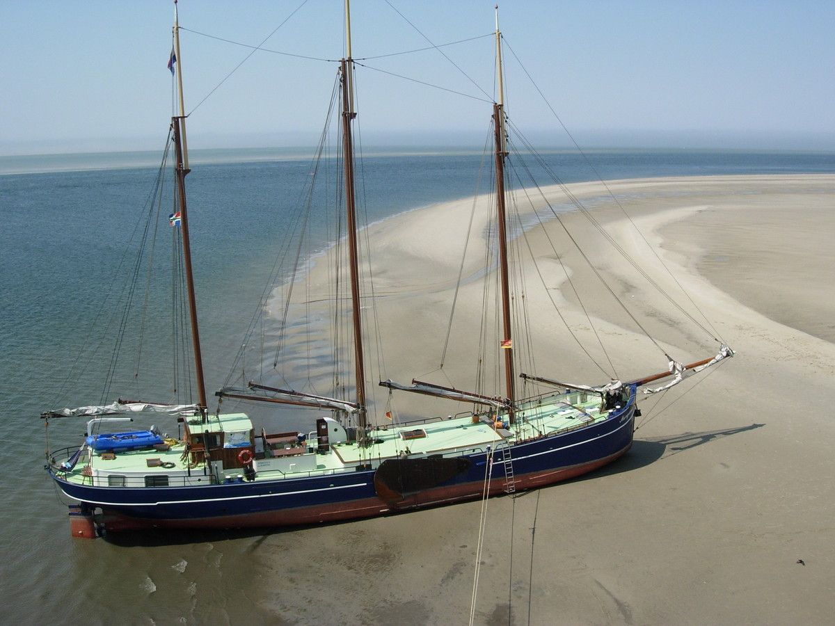 zeilschip Morgana drooggevallen op een zandbank zeilreis waddenzee