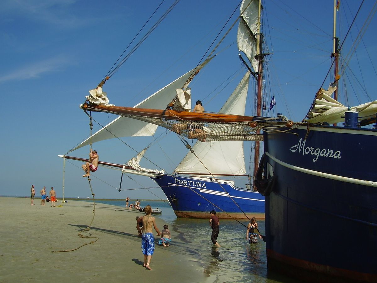 zeilschip morgana drooggevallen op zandbank zeilreizen waddenzee