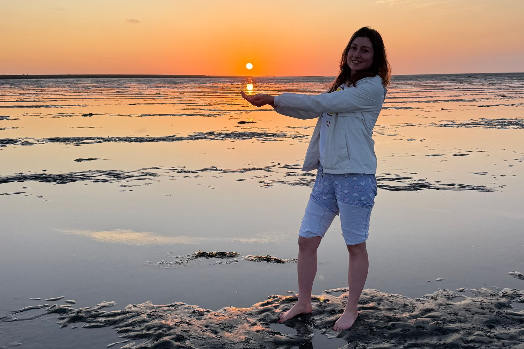 poseren voor foto voor een drooggevallen schip op de Waddenzee zeilreizen