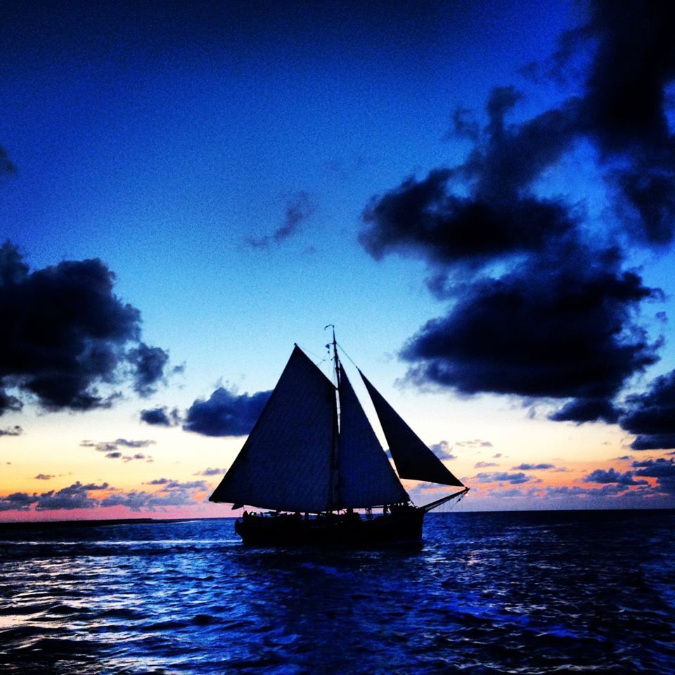Segelschiff Lauwerszee auf dem Wasser, das sich vor einem blauen Dämmerungshimmel mit Wolken abhebt.