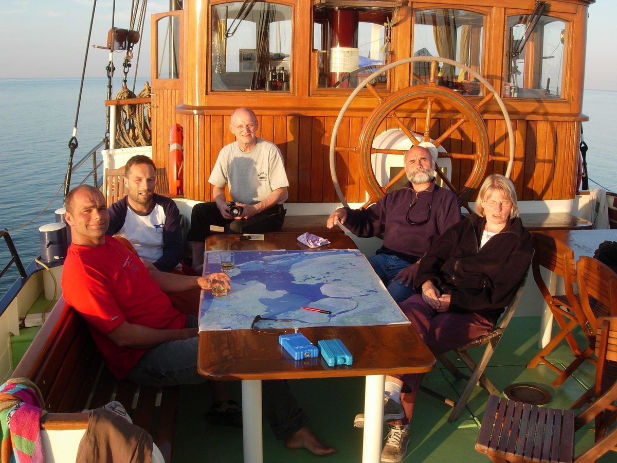 zithoek op dek van zeilschip morgana zeilreizen waddenzee