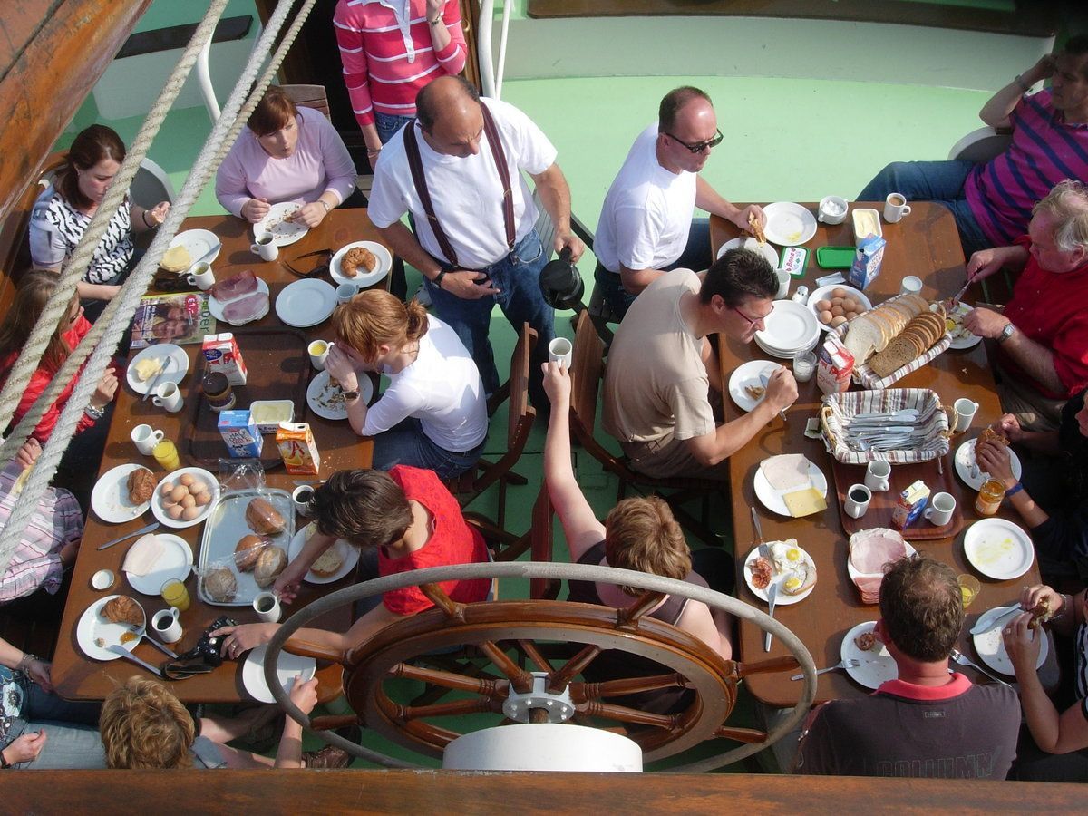 zithoek op dek van zeilschip morgana zeilreizen waddenzee