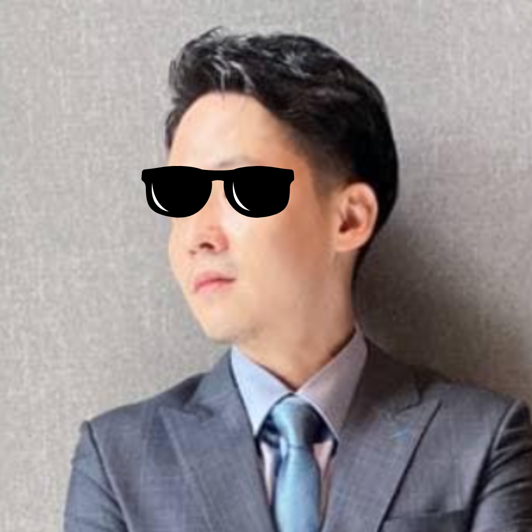 一位穿著西裝、打著領帶的男子正看著鏡頭外。