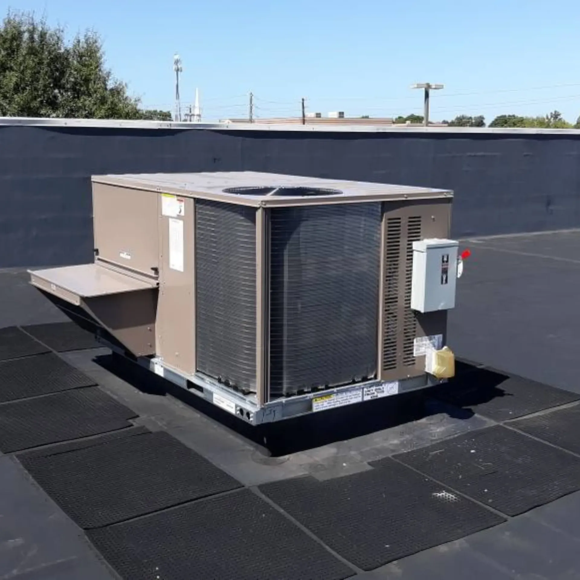 A large air conditioner is sitting on top of a roof
