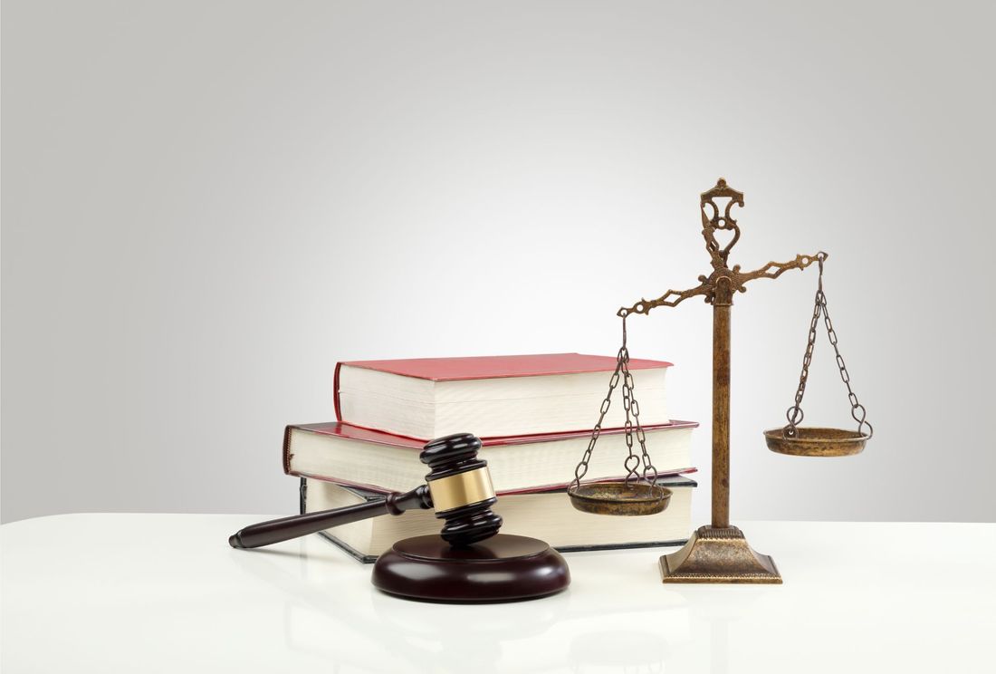 simboli della giustizia e libri di diritto civile