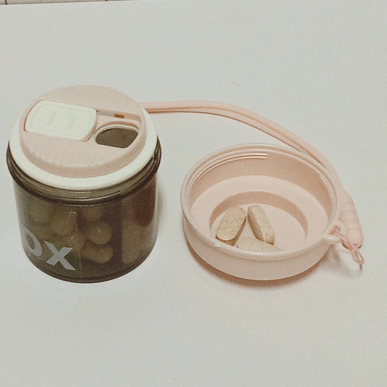 3BOSSWU小商品｜圓形帶蓋迷你錠狀膠囊盒｜粉色/白色｜家用分格收納盒｜小號隨身盒｜$85/個