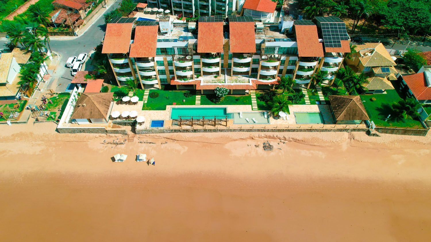 Uma vista aérea de um grande edifício na praia.