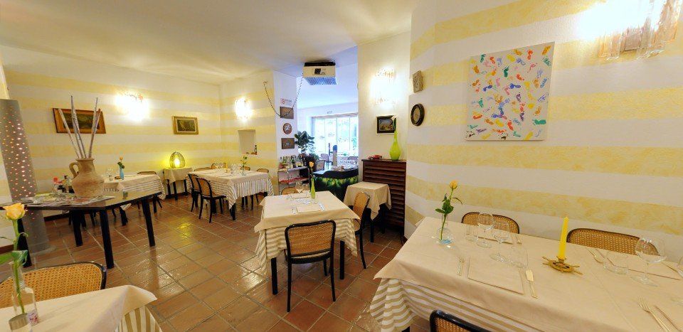 ristorante con piatti di mare e di terra