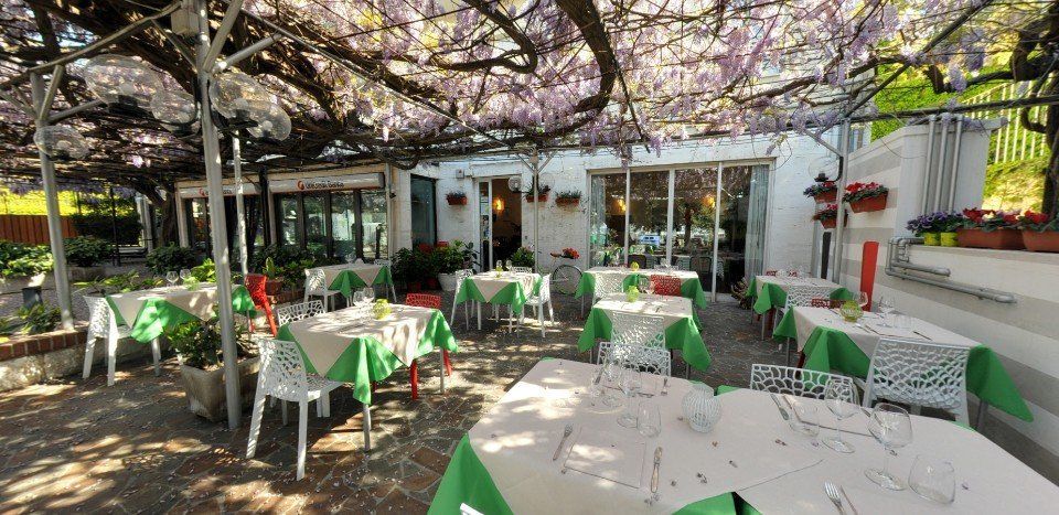 ristorante con giardino e vista mare