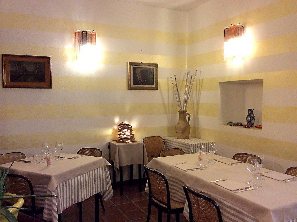 tavoli presso il ristorante di mare