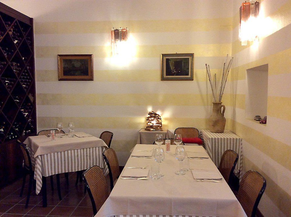 tavoli presso ristorante tipico della cucina triestina