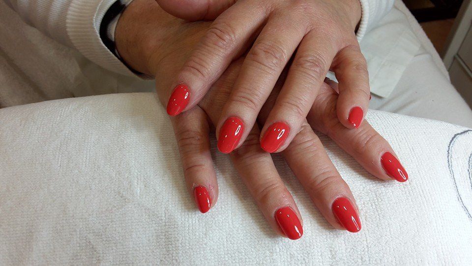 mani con smalto rosso