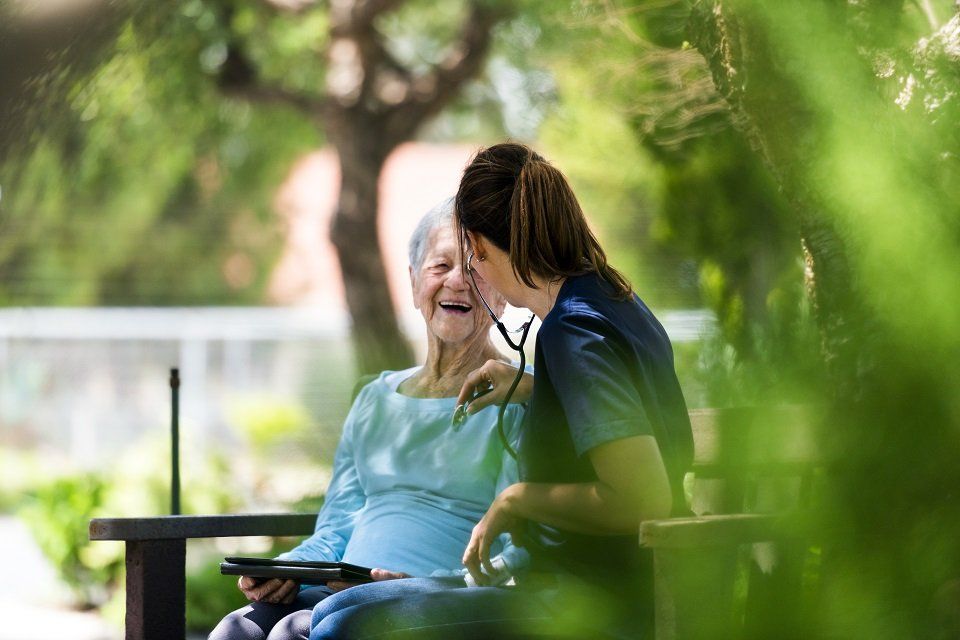 visita medica in giardino della casa di riposo per anziani non autosufficienti a Bologna