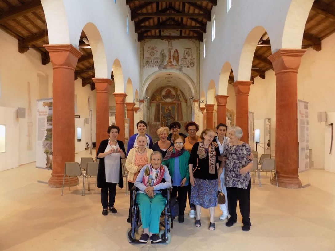 visita culturale di un gruppo di anziani