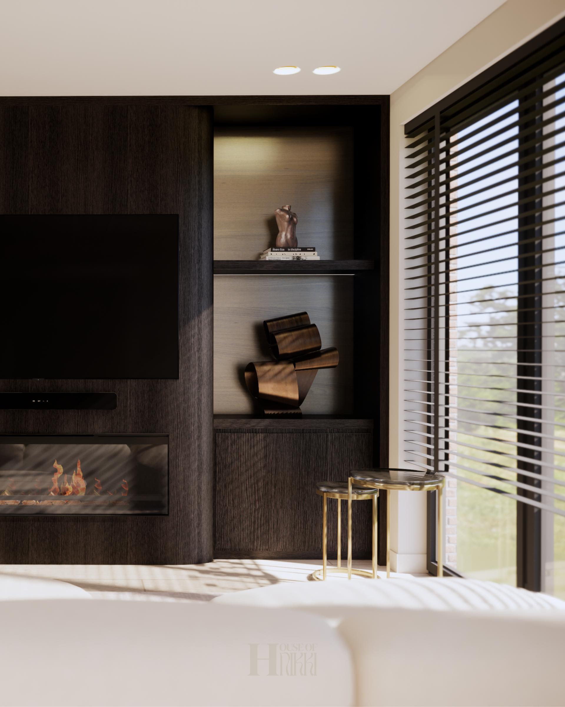 Eethoek: ronde tafel met vier lichte stoelen, houten lamellenwand, glazen hanglampen, planten.